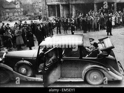 König George VI sitzt auf der Rückseite offenes Top Fahrzeug, als er die Bombe beschädigte Stadt Bristol nach einem Luftangriff besucht. Dezember 1940. Stockfoto