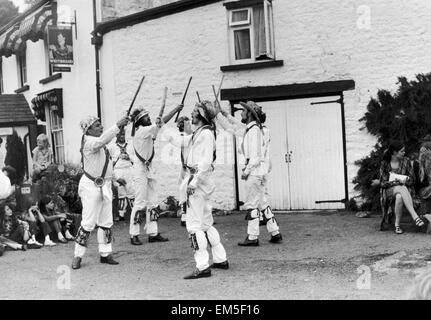 Morris Tänzerinnen außerhalb das George Inn at St. Briavels während der Wald Dean Morris Festival in St. Briavels in Gloucestershire, Stockfoto