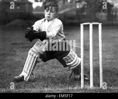 Kleiner Junge halten Wicket. 7. Juli 1946. Stockfoto