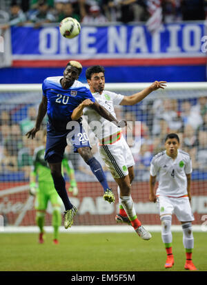 San Antonio, TX, USA. 15. April 2015. USAS GYASI ZARDES, vie 20 und Mexikos OSWALDO ALANIS für den Ball bei einem Freundschaftsspiel Mittwoch an der Alamodome in San Antonio, Texas. Die uns Männer Nationalmannschaft besiegte Mexiko, 2: 0. © Bahram Mark Sobhani/ZUMA Draht/Alamy Live-Nachrichten Stockfoto