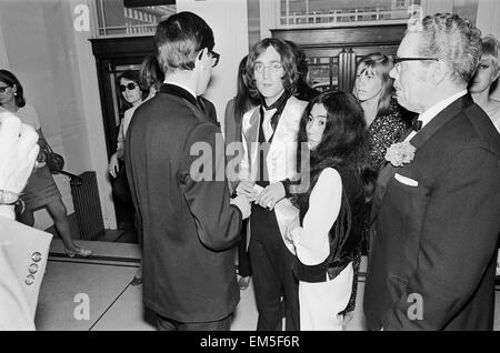 John Lennon & Yoko Ono 18. Juni 1968. John, Yoko besuchen die Premiere von der Old Vic Theatre-Adaption von "In seinem eigenen schreiben", in London. Dies war der erste öffentliche Auftritt von John und Yoko zusammen. Stockfoto