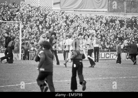 Billy Bremner Leeds United Kapitän präsentiert mit dem FA-Cup von Königin Elizabeth II. nach ihrer Null Sieg gegen Arsenal im FA-Cup-Finale. 6. Mai 1972 Stockfoto