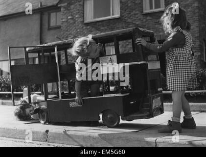 Zimmer nur für eine weiter oben, schreit Barry Clegg, 3 Fahrer und Schaffner von diesem Modell Doppel - Pedal Doppeldeckerbus, die sein Vater Blackpool Busfahrer in seiner Freizeit gebaut hat. 19. Oktober 1951. Stockfoto