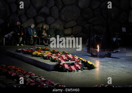 Verwandte jüdischer Menschen, die während des Holocausts in der Flamme und der Gedenkhalle in Yad Vashem Israels offizieller Gedenkstätte für die Opfer des Holocausts in Jerusalem, Israel, getötet wurden Stockfoto