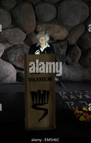 Eine ältere jüdische Frau liest Namen ihrer Verwandten, die in Konzentrationslagern in der Flamme und der Halle der Erinnerung an den Holocaust getötet wurden, während des Gedenktages an Yad Vashem Israels offizielle Gedenkstätte für die Opfer des Holocaust in Jerusalem Israel Stockfoto