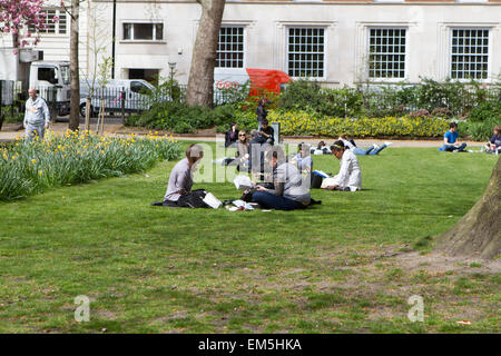 Die Menschen genießen Alfresco Speisen in der warmen Sonne am Tavistock Square Stockfoto