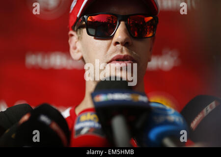 Sakhir, Königreich von Bahrain. 16. April 2015. SEBASTIAN VETTEL Deutschlands und Scuderia Ferrari im Gespräch mit den Medien während der Vorbereitungen zu den 2015 Formel 1 Bahrain Grand Prix in Bahrain International Circuit in Sakhir, Königreich von Bahrain. © James Gasperotti/ZUMA Draht/Alamy Live-Nachrichten Stockfoto