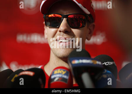 Sakhir, Königreich von Bahrain. 16. April 2015. SEBASTIAN VETTEL Deutschlands und Scuderia Ferrari im Gespräch mit den Medien während der Vorbereitungen zu den 2015 Formel 1 Bahrain Grand Prix in Bahrain International Circuit in Sakhir, Königreich von Bahrain. © James Gasperotti/ZUMA Draht/Alamy Live-Nachrichten Stockfoto