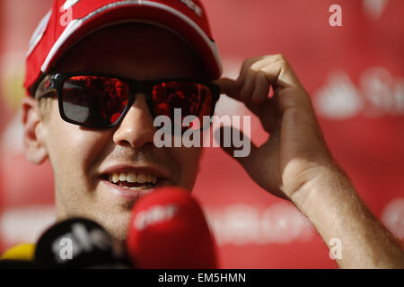 Sakhir, Königreich von Bahrain. 16. April 2015. SEBASTIAN VETTEL Deutschlands und Scuderia Ferrari im Gespräch mit den Medien während der Vorbereitungen zu den 2015 Formel 1 Bahrain Grand Prix in Bahrain International Circuit in Sakhir, Königreich von Bahrain. © James Gasperotti/ZUMA Draht/Alamy Live-Nachrichten Stockfoto