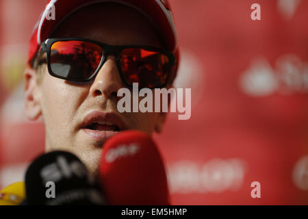 Sakhir, Königreich von Bahrain. 16. April 2015. SEBASTIAN VETTEL Deutschlands und Scuderia Ferrari im Gespräch mit den Medien während der Vorbereitungen zu den 2015 Formel 1 Bahrain Grand Prix in Bahrain International Circuit in Sakhir, Königreich von Bahrain. © James Gasperotti/ZUMA Draht/Alamy Live-Nachrichten Stockfoto