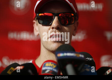 Sakhir, Königreich von Bahrain. 16. April 2015. SEBASTIAN VETTEL Deutschlands und Scuderia Ferrari im Gespräch mit den Medien während der Vorbereitungen zu den 2015 Formel 1 Bahrain Grand Prix in Bahrain International Circuit in Sakhir, Königreich von Bahrain. © James Gasperotti/ZUMA Draht/Alamy Live-Nachrichten Stockfoto