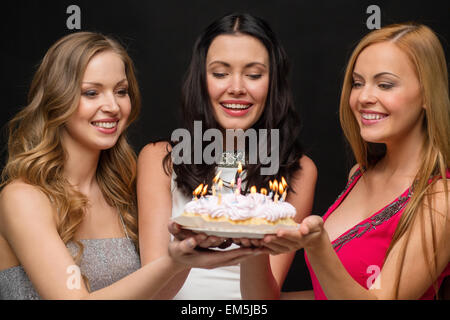 drei Frauen-Kuchen mit Kerzen Stockfoto