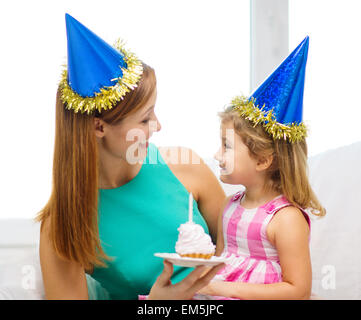 Mutter und Tochter in blauen Hüte mit Kuchen Stockfoto