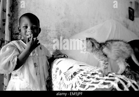 Kenia AIDS. Ikutha, Kitui. Ein Kind mit einer Katze. Der Mangel an Informationen und finanziellen Ressourcen verhindert, dass viele Familien führen Sie di Stockfoto