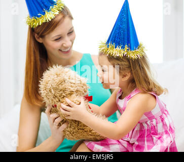 Mutter und Tochter in blauen Hüte mit Teddybär Stockfoto