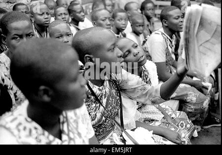 Junge Leute lesen Christen reden in einer Harambee. Harambee ist Swahili für "alle ziehen zusammen". Wir möchten Sie zu uns, Stockfoto