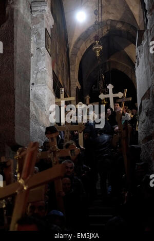 Christliche Pilger hält religiöse Symbole und Holzkreuzen in der Kapelle der Erfindung des Heiligen Kreuzes in der Kirche des Heiligen Grabes am Karfreitag in der Jerusalemer Altstadt Israel Stockfoto