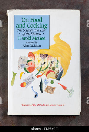 Eine Kopie des "On Food and Cooking" von Harold McGee - Hardcover-Buch Stockfoto