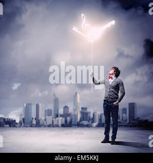 Junger Mann mit Noten Stockfoto