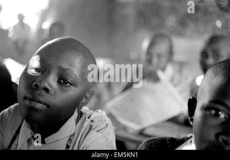 Kinder in eine katholische Schule Ikutha, Kitui, Kenia. Bildung ist die Zukunft nicht nur die Entwicklung des Landes, sondern Krankheiten wie AIDS zu verhindern. In Kenia beenden 68 % der Kinder 5. Klasse der Grundschule und 31 % der Kinder und 28 % der Mädchen an sekundären Klassen. Stockfoto