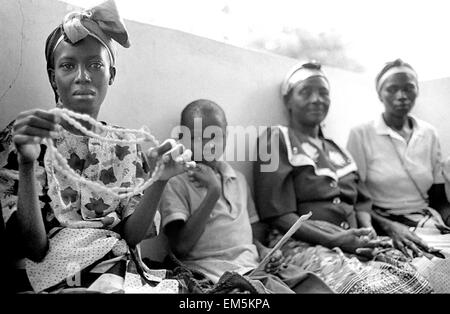 Mutomo Krankenhaus. Kitui. Kenia. Frauen mit AIDS sind verbunden und Halsketten und andere Souvenirs, Mittel zu beschaffen. Häusliche Pflege Stockfoto