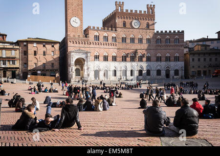 Touristen zum Entspannen in Piazza del Campo entfernt, Siena, Toskana, Italien. Stockfoto