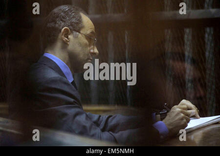 Kairo, Ägypten. 16. April 2015. Gamal Mubarak, der Sohn des ehemaligen ehemaligen Präsidenten Hosni Mubarak sitzt in einem Gerichtssaal Käfig während seiner Wiederaufnahme in Kairo am 16. April 2015. Kairo-Strafgerichtshof in Police Academy statt wird fortgesetzt, Gamal und Alaa Mubarak Studie '' Börse Manipulation'' bei. Bildnachweis: ZUMA Press, Inc./Alamy Live-Nachrichten Stockfoto