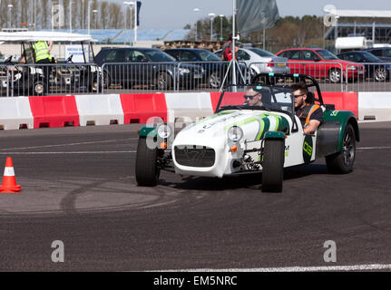 Offizieller Fotograf, genießt die Erfahrung von treiben in einem Caterham 7. Eine Drift-Experte gab Fahrten zu VIP-Gästen und den Medien, als Teil der offiziellen Vorschau Medientag, der 2015 Silver Anniversary Silverstone Classic Stockfoto