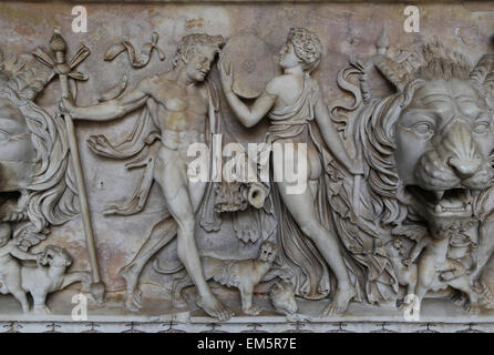 Sarkophag mit Dionysos in der Mitte und Mänade (vielleicht Ariadne) mit Baby Cupid und Panther. Stockfoto