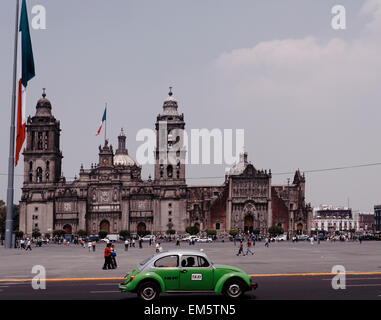 Grüne Käfer Taxi und fliegen auf dem Hauptplatz Zocalo, Mexiko-Stadt, Mexiko Stockfoto