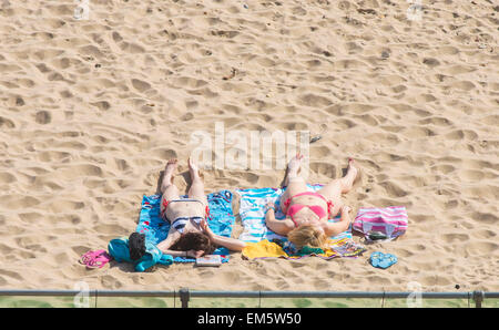 Strand von Bournemouth, Dorset, UK. 16. April 2015. UK-Wetter.  wo Temperatur 22 Grad erreicht. Bildnachweis: John Beasley/Alamy Live-Nachrichten Stockfoto