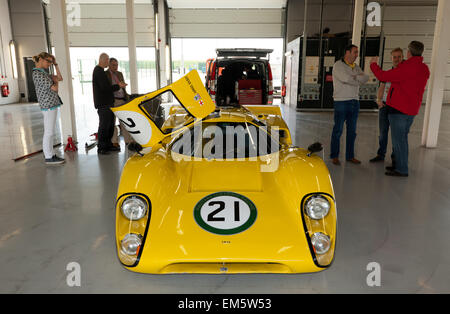 Steve Tandys klassischen gelben 1969 T70 Mk3b(c), Lola, in der Garage in Silverstone, Stockfoto