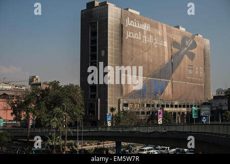 Kairo. 16. April 2015. Das Foto, aufgenommen am 16. April 2015 zeigt das ehemalige Hauptquartier der Nationaldemokratischen Partei (NDP) in Kairo, Ägypten. Ägyptisches Kabinett billigte am Mittwoch den Abriss des Gebäudes. © Pan Chaoyue/Xinhua/Alamy Live-Nachrichten Stockfoto