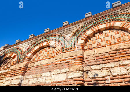 Alte steinerne Wand mit Althergebrachtes und klarer blauen Himmel, Kirche in der Stadt Nessebar, Bulgarien Stockfoto