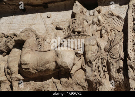 Bogen von Titus. 82 n. Chr. gebaut. Titus als bleiben von verschiedenen Genni und Liktoren auf Quadriga besucht. Rome.Italy. Stockfoto