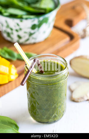 Mango mit Spinat und Ingwer-Smoothie von frischen Zutaten Stockfoto