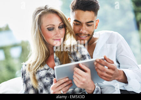 Paar auf der Suche ein iPad zusammen Stockfoto