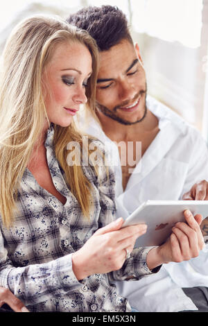 Paar auf der Suche ein iPad zusammen Stockfoto