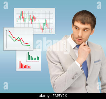 nachdenklicher Mann Blick auf Forex charts Stockfoto