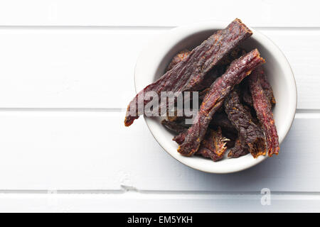 Draufsicht der Würze Dörrfleisch in Schüssel Stockfoto
