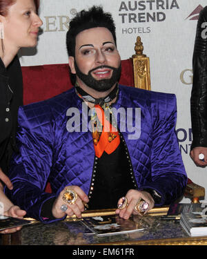 Deutscher Designer Harald Glööckler bei einer Autogrammstunde in einem Einkaufszentrum.  Mitwirkende: Harald Glööckler wo: Wien, Österreich bei: 11. Oktober 2014 Stockfoto