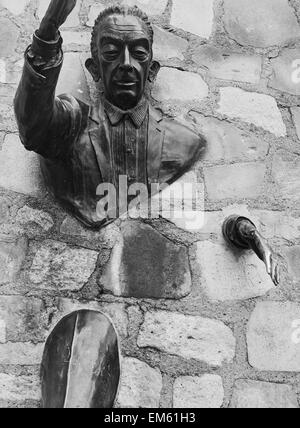 La Passe Muraille (Walker durch Wände) eine Bronzestatue vertreten einen Mann die Hälfte in einem Stein gefangen Wand Montmartre Paris Frankreich Stockfoto