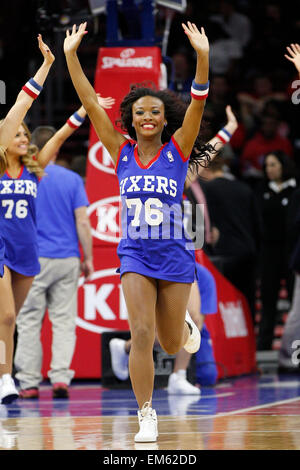 15. April 2015: Philadelphia 76ers Tänzer während der NBA-Spiel zwischen den Miami Heat und die Philadelphia 76ers im Wells Fargo Center in Philadelphia, Pennsylvania. Die Miami Heat gewonnen 105-101. Stockfoto