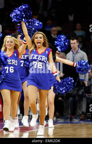 15. April 2015: Philadelphia 76ers Tänzer während der NBA-Spiel zwischen den Miami Heat und die Philadelphia 76ers im Wells Fargo Center in Philadelphia, Pennsylvania. Die Miami Heat gewonnen 105-101. Stockfoto