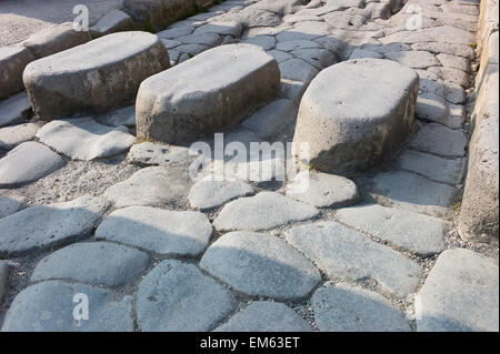 Pompeji, Italien. Trittsteine über die gepflasterte Straße an der archäologischen Ausgrabungen der römischen Ruinenstadt angehoben. Stockfoto