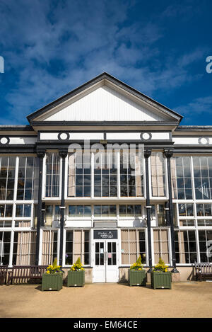 Der Pavillon Café, Buxton in Derbyshire an einem sonnigen Frühlingsmorgen. Stockfoto