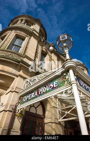 Farbglas Zeichen im Buxton Opera House in Derbyshire an einem sonnigen Frühlingstag. Stockfoto