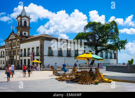 Brasilien, Salvador, Praça Da Se, ein Hersteller von Musikinstrumenten und Misericordia Kirche im Hintergrund Stockfoto