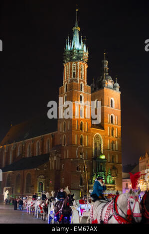 Pferdewagen in der Schlange am Marktplatz in Krakau Stockfoto