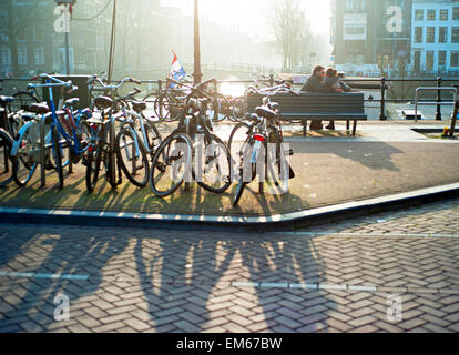 Paar auf der Bank in Amsterdam. Stockfoto